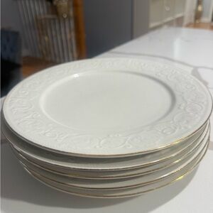 Elegant White Dinner Plates with Gold Trim